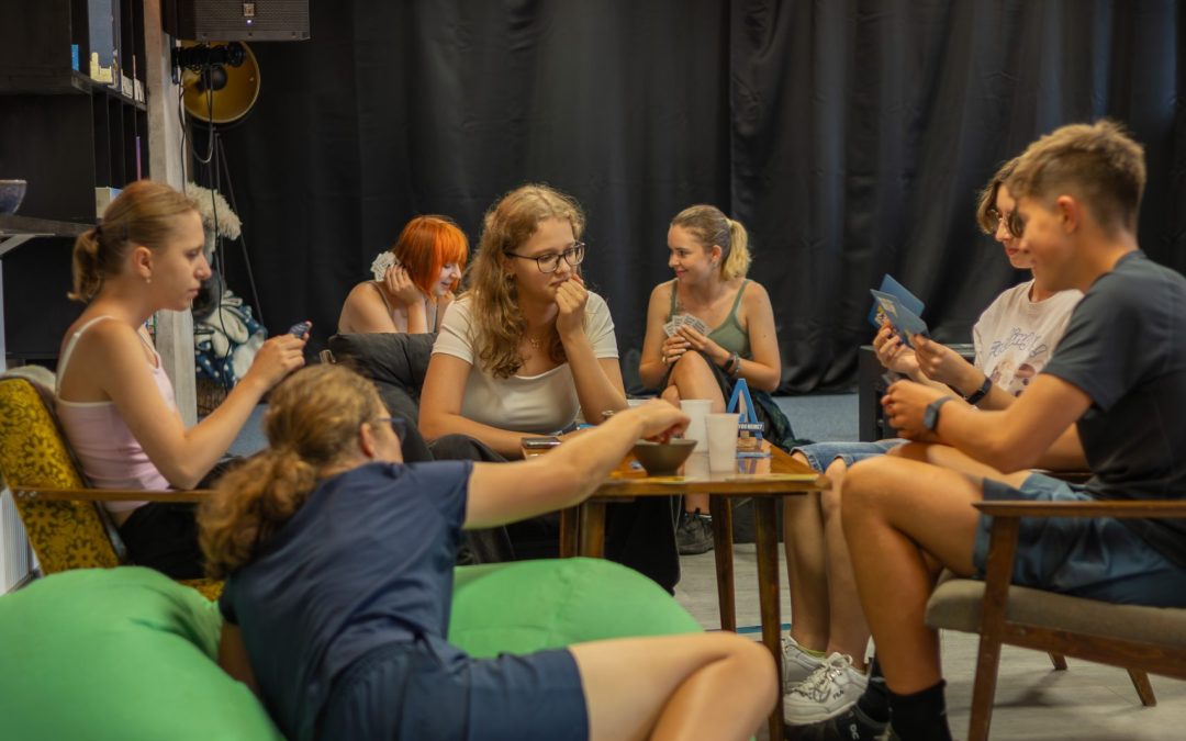 Pre Simu je čas strávený medzi dobrovoľníkmi omnoho hodnotnejší ako ten, ktorý by zabila doma na mobile